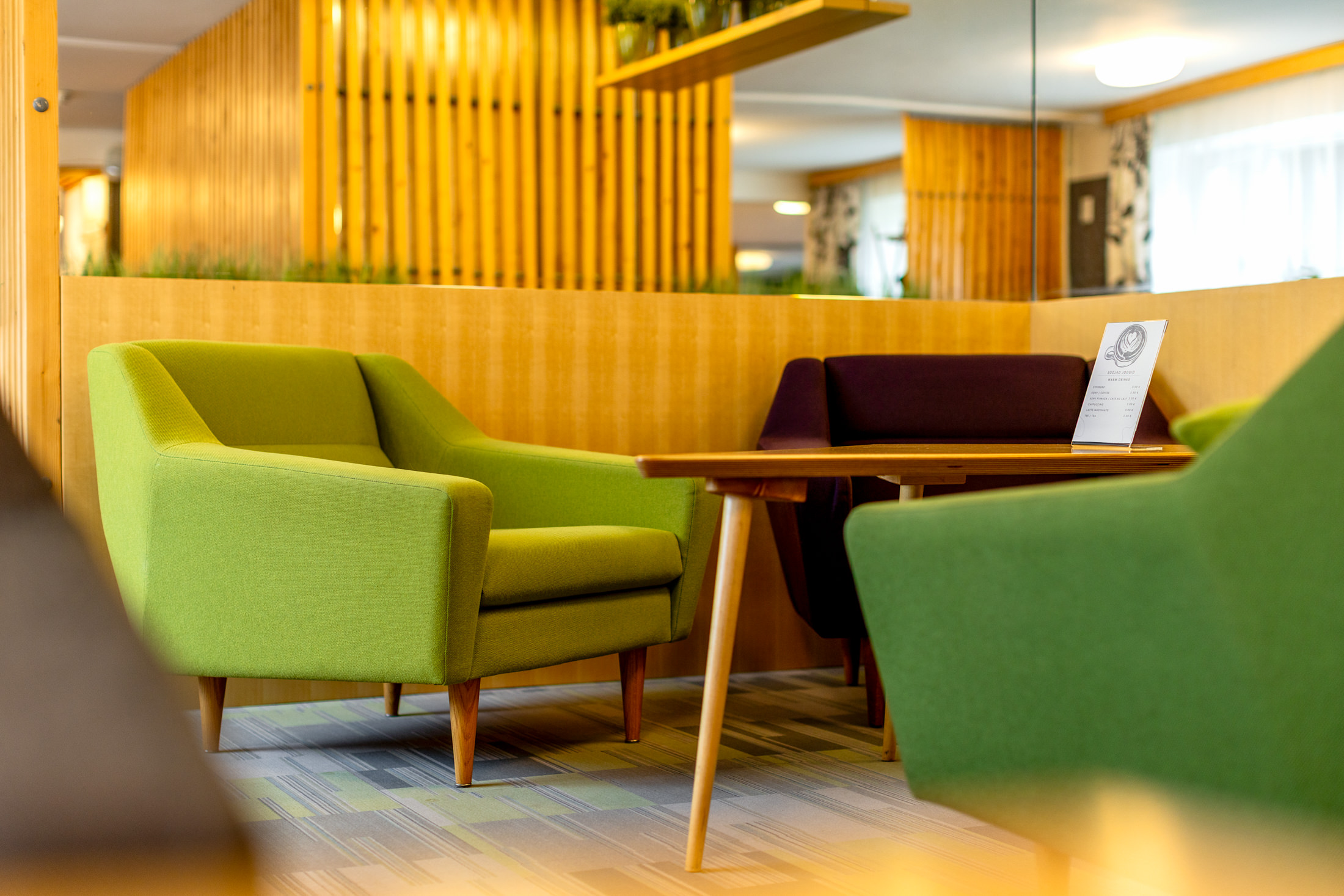 Hotell Tartu lobby-lounge hubaste tugitoolidega — hotelli istumisala Tartu kesklinnas