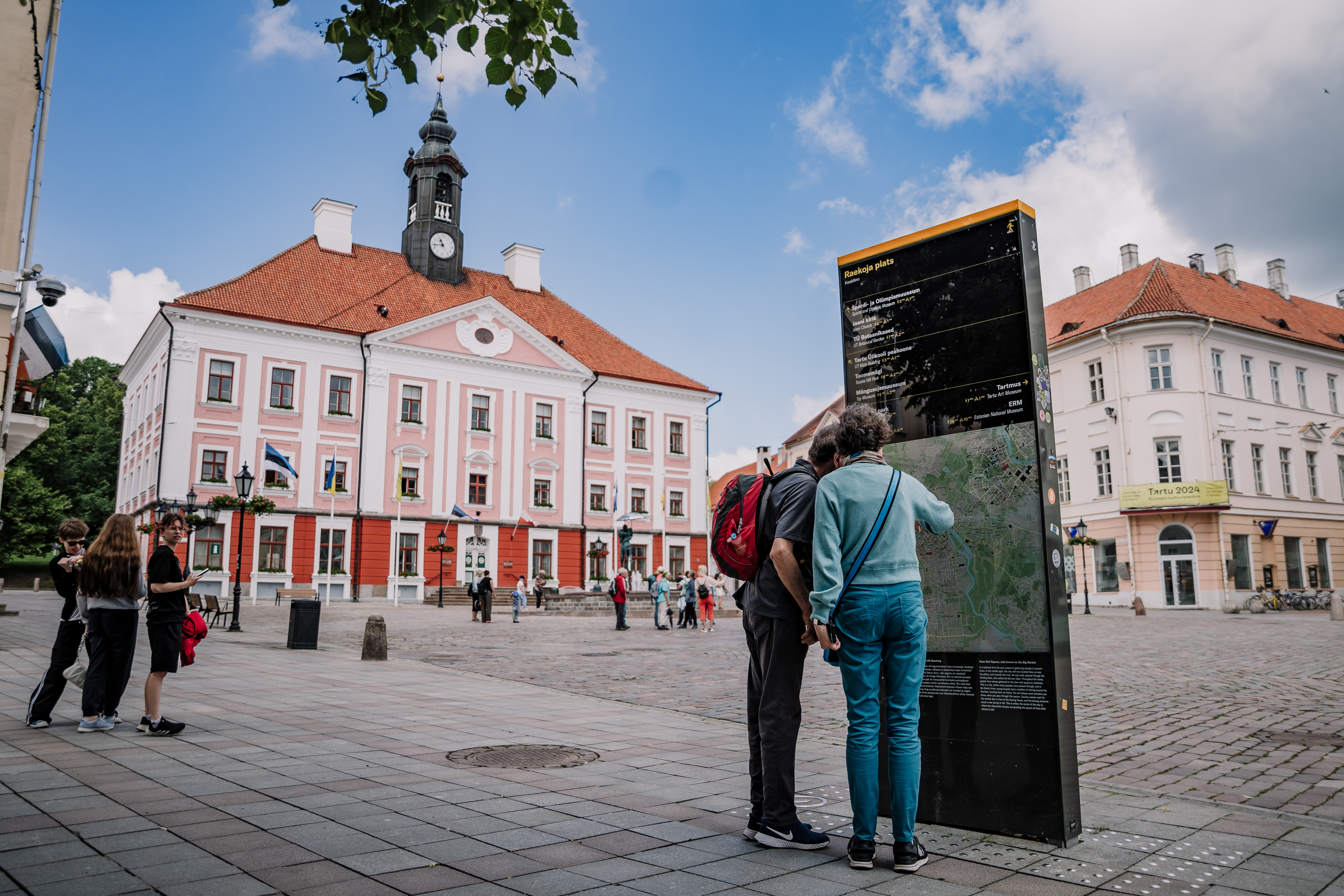 Tartu raekoja plats raekojaga - Hotell Tartu asub Tartu kesklinnast vaid minutite kaugusel