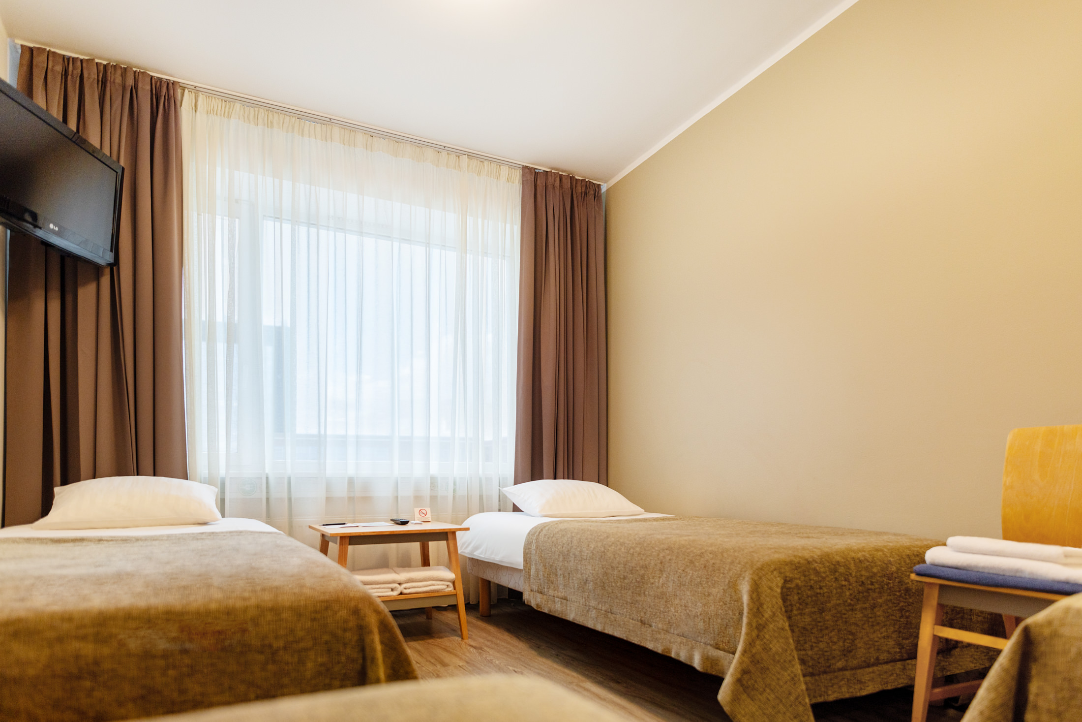 Hotell Tartu hostelituba eraldi voodite ja suure aknaga - soodne majutus Tartus