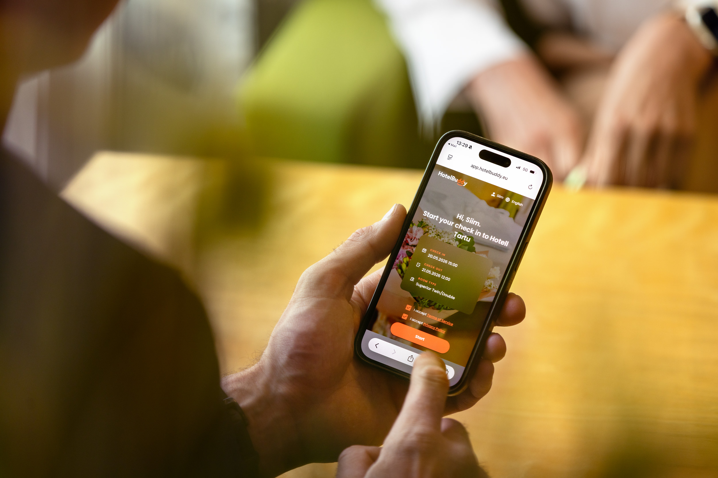Hotell Tartu külastaja registreerib nutitelefoniga HotelBuddy rakenduses hotelli sisse - mugav online sisseregistreerimine Tartus