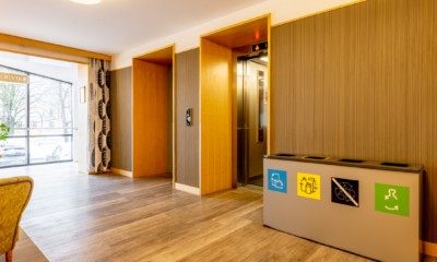 Hotell Tartu fuajee jäätmete sorteerimise võimalusega lifti kõrval - keskkonnasõbralik hotell Tartus
