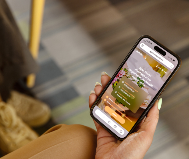 Hotell Tartu külastaja registreerib nutitelefoniga HotelBuddy veebikeskkonnas hotelli sisse - mugav online sisse- ja väljaregistreerimine Tartus