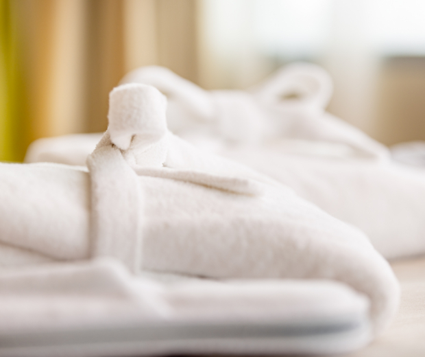 Hotell Tartu valge hommikumantel ja sussid voodil - mugav spaapakett Tartu hotellis