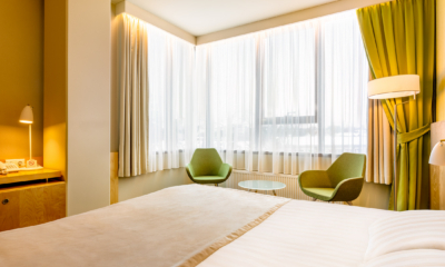Hotell Tartu Superior tuba kahe rohelise tugitooliga akna juures ja kaheinimesevoodiga - Superior double tuba Tartus