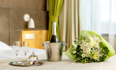 Hotell Tartu tuba vahuveini, lillekimbu ja kommidega voodil - romantiline üllatus Tartu hotellis