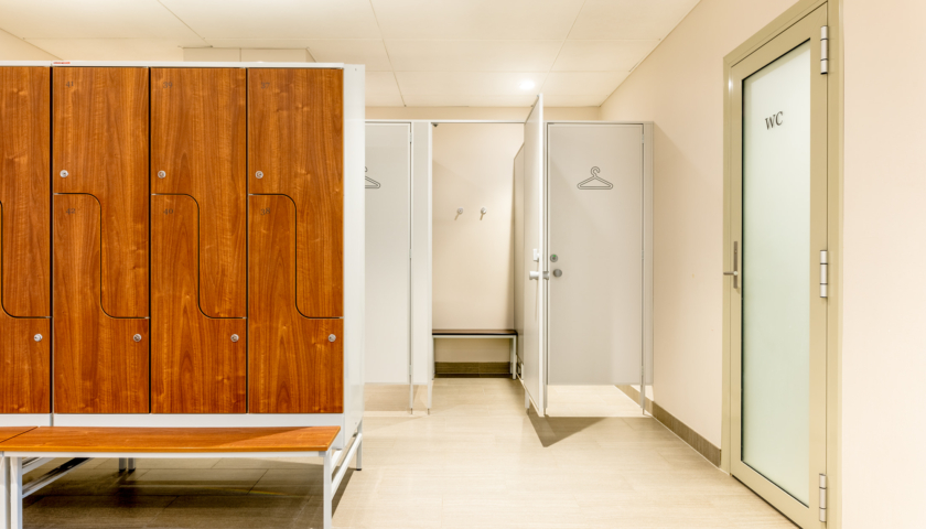 Hotell Tartu saunakeskuse riietusruum lukustuvate kappide ja duširuumidega -saunakeskus hotellis Tartus