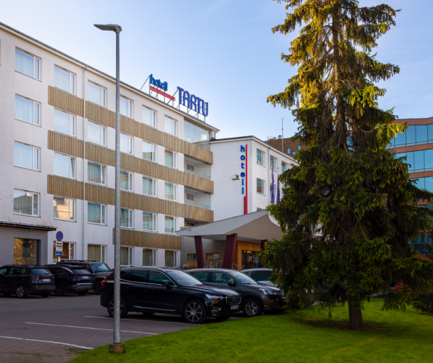 Hotell Tartu hoone välisvaade koos parkimisalaga - parkimine Tartus