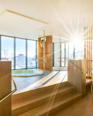 Hotell Tartu saunakeskuse linnavaatega mullivann päikesevalguses -spa ja saunakeskus hotellis Tartus