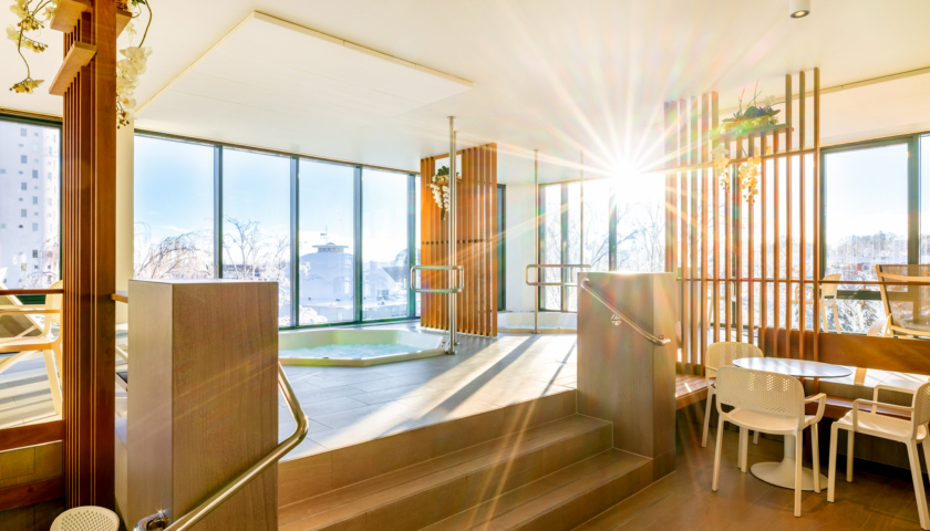 Hotell Tartu saunakeskuse linnavaatega mullivann päikesevalguses -spa ja saunakeskus hotellis Tartus