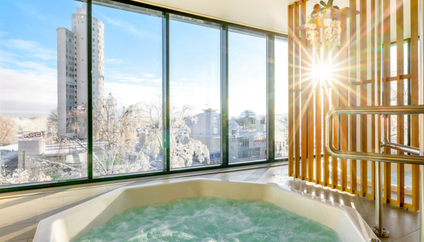 Hotell Tartu mullivann talvise lumise linnavaatega - saunakeskuse mullivann päikesepaistelisel talvepäeval Tartus
