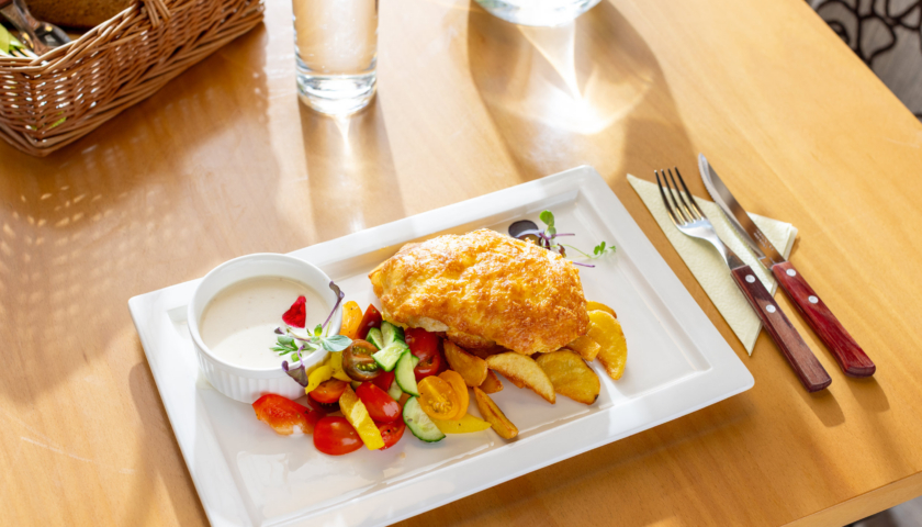 Hotell Tartu kohviku menüüroog üleküpsetatud kanafilee sidrunikastme, kauboikartulite ja värske salatiga - kohvik ja õhtusöök Tartus