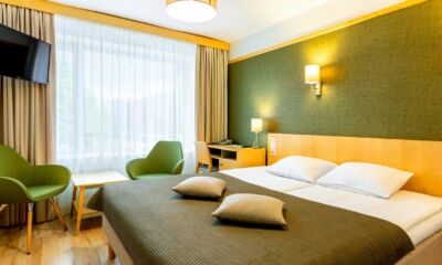 Hotell Tartu standard tuba kaheinimesevoodiga ja roheliste tugitoolidega -hotellituba Tartus