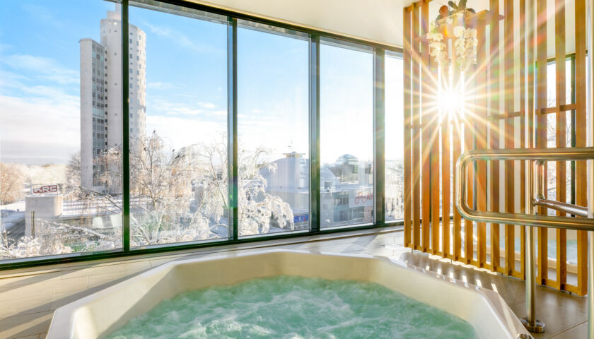 Hotell Tartu mullivann talvise lumise linnavaatega - saunakeskuse mullivann päikesepaistelisel talvepäeval Tartus