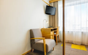 Hotell Tartu Standard toa töölaud ja tugitool - mugav ärireisija tuba Tartus