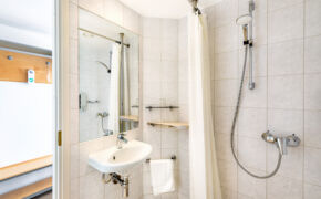 Hotell Tartu Standard toa vannituba dušiga - hotelli vannituba Tartus