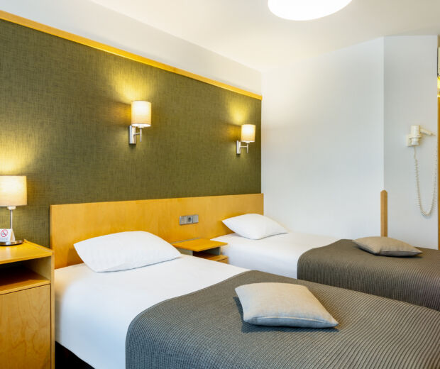 Hotell Tartu Standard kahekohaline tuba kahe voodi ja rohelise seinaga - twin tuba Tartus