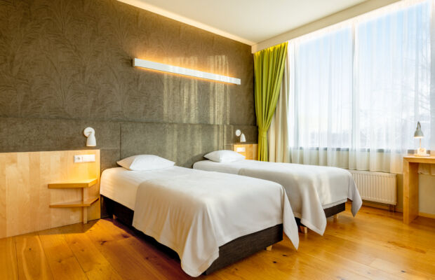 Hotell Tartu Deluxe twin tuba kahe voodi ja suure aknaga - hele Deluxe tuba Tartus