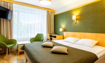 Hotell Tartu standard tuba kaheinimesevoodiga ja roheliste tugitoolidega -hotellituba Tartus