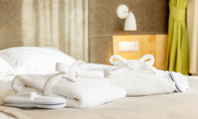 Hommikumantlid ja sussid hotellitoas