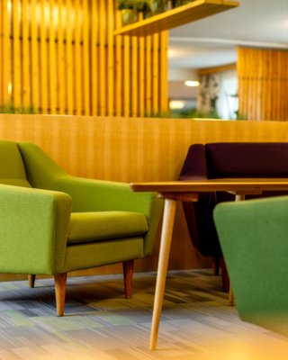 Hotell Tartu lobby-lounge hubaste tugitoolidega — hotelli istumisala Tartu kesklinnas