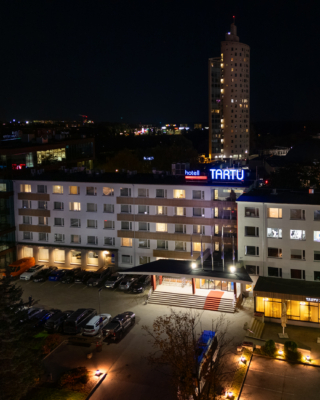 Hotell Tartu hoone välivaade öösel - hotell Tartu kesklinnas valgustatud sildiga