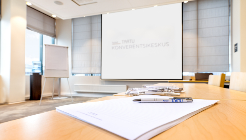 Hotell Tartu konverentsilaud paberite ja pastapliiatsitega - professionaalne koosolekuruum Tartus