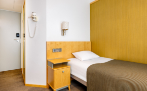 Hotell Tartu Standard ühekohaline tuba kollase seinaga - kompaktne hotellituba Tartus