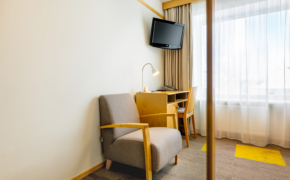 Hotell Tartu Standard toa töölaud ja tugitool - mugav ärireisija tuba Tartus