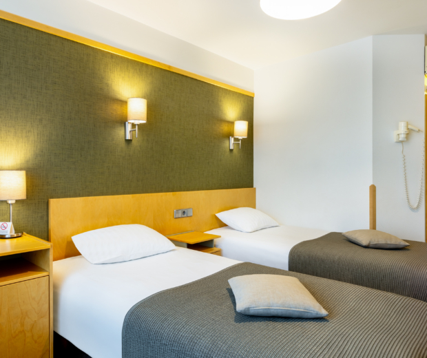 Hotell Tartu Standard kahekohaline tuba kahe voodi ja rohelise seinaga - twin tuba Tartus