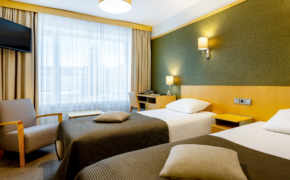 Hotell Tartu Standard kahekohaline tuba kahe eraldi voodi ja suure aknaga - twin tuba Tartus