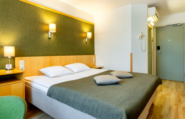 Hotell Tartu Standard kahekohaline tuba laia voodiga ja rohelise seinaga - double tuba Tartus