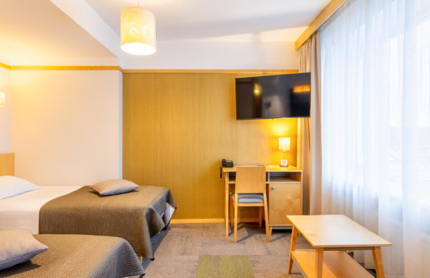 Hotell Tartu Standard kolmekohaline tuba töölaua ja teleriga - hele hotelliuba Tartus