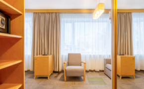 Hotell Tartu Standard kolmekohalise toa puhkeala tugitooli ja suure aknaga - hotellituba Tartus