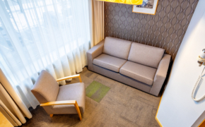Hotell Tartu Standard kolmekohalise toa puhkeala diivan ja tugitool - kolmandale külalisele lisavoodi