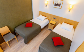 Hotell Tartu Standard peretuba kahe eraldi voodiga linnuperspektiivist - peretuba Tartus