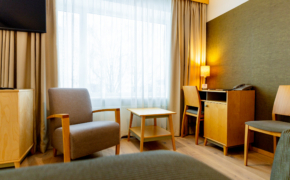 Hotell Tartu Standard peretuba tugitooli ja töölauaga - ruumikas peretuba Tartus