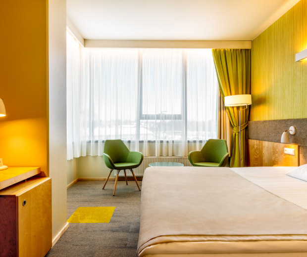 Hotell Tartu Superior tuba kaheinimesevoodi ja roheliste tugitoolidega - Superior tuba Tartus