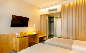 Hotell Tartu Superior twin tuba kahe voodi ja puitribide seinaga - Superior twin tuba Tartus