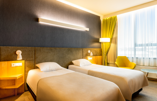 Hotell Tartu Superior twin tuba kahe voodi ja LED-valgustusega - stiilne Superior tuba Tartus