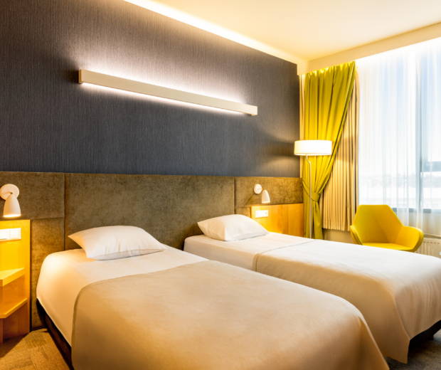 Hotell Tartu Superior twin tuba kahe voodi ja LED-valgustusega - stiilne Superior tuba Tartus