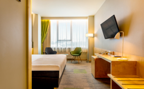 Hotell Tartu Superior tuba töölaua ja kahe tugitooliga - ruumikas Superior double tuba Tartus