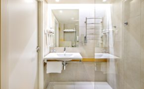 Hotell Tartu Superior toa vannituba duši ja kuuma rätikukuivatiga - Superior vannituba Tartus