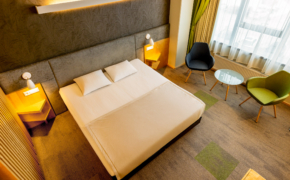 Hotell Tartu Superior double tuba linnuperspektiivist - kaheinimesevoodi ja tugitoolidega Superior tuba Tartus
