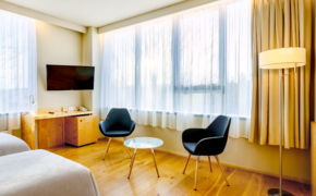 Hotell Tartu Deluxe toa istumisala kahe tumeda tugitooliga - ruumikas Deluxe tuba Tartus