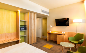 Hotell Tartu Deluxe toa töönurk riiuli ja puitribidega seinaga - Deluxe tuba Tartus