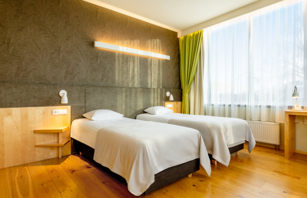 Hotell Tartu Deluxe twin tuba kahe voodi ja suure aknaga - hele Deluxe tuba Tartus