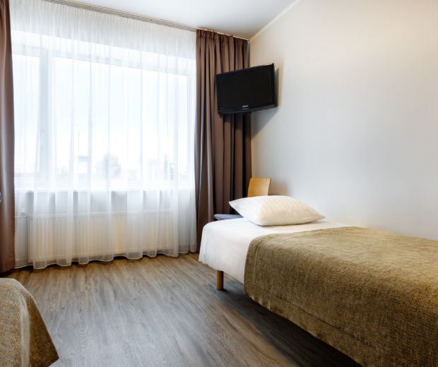 Hotell Tartu hostelituba televiisori ja suure aknaga - soodne ööbimisvõimalus Tartus