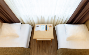 Hotell Tartu hostelituba linnuperspektiivist eraldi voodite ja öökapiga - hostelituba Tartus
